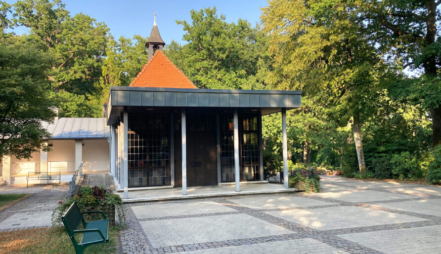 Blick auf den Eingang des Trauerhalle des Waldfriedhof Bad Homburg