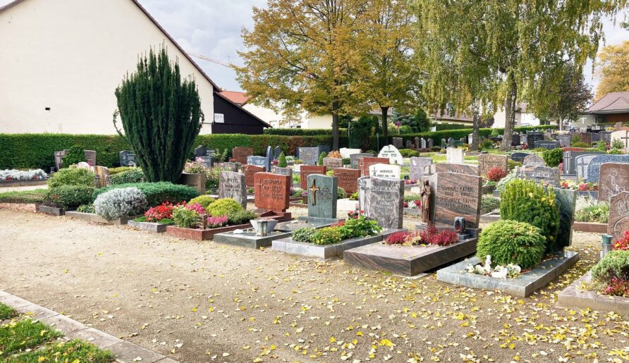 Erdreihengräber auf dem Friedhof Ober-Erlenbach