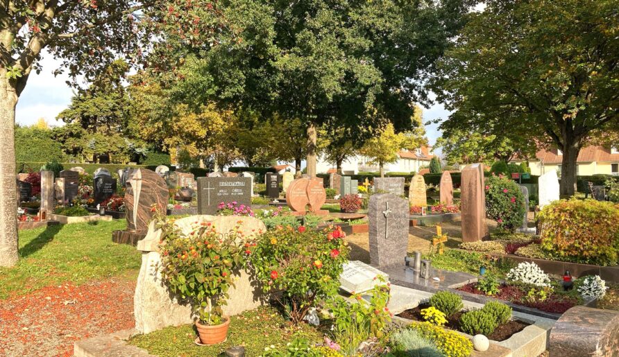 Verschiedene Erdgräber auf dem Friedhof Ober-Erlenbach