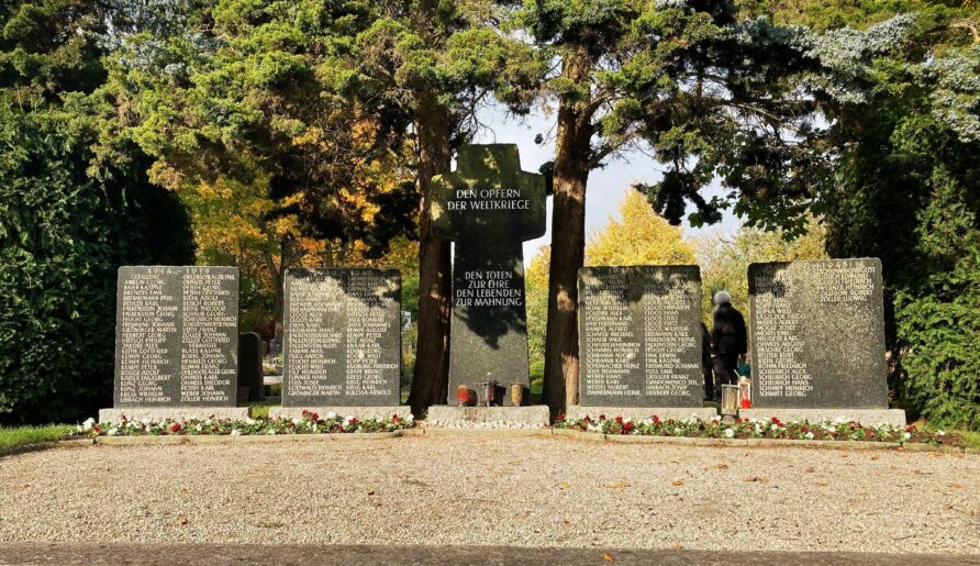 Gedenktafeln für die Opfer der Weltkriege auf dem Friedhof Ober-Erlenbach