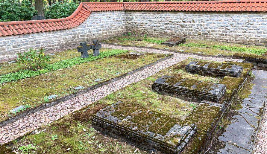Grabsteine auf dem Ehrenfeld des Soldatenfriedhofs