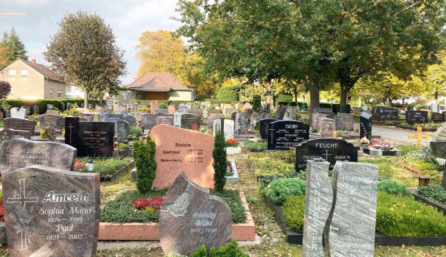 Gräber vor der Trauerhalle des Friedhof Ober-Erlenbach