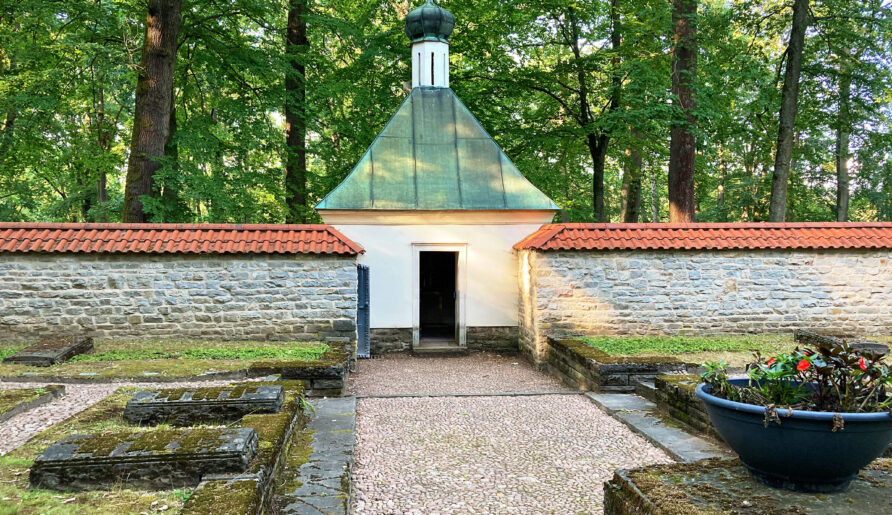 Kleine Kapelle auf dem Ehrenfeld des Waldfriedhof Bad Homburg