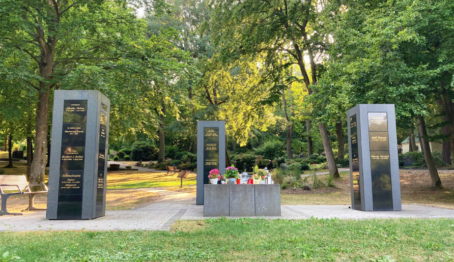 Urnenstelen auf dem Waldfriedhof